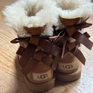 UGG®
Bailey Bow II Water
Resistant Genuine
Shearling Boot - chestnut brown suede